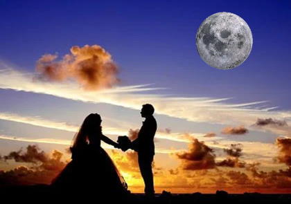 imagen de una pareja y la luna de fondo